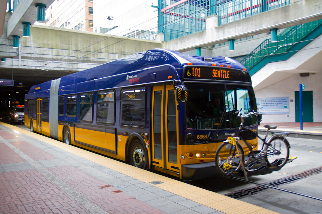 Купить автобус метро. Автобусы Сиэтла. Сиэтл автобус поезд. Троллейбус New Flyer Сиэтл. Mercedes Articulated Bus 90s.